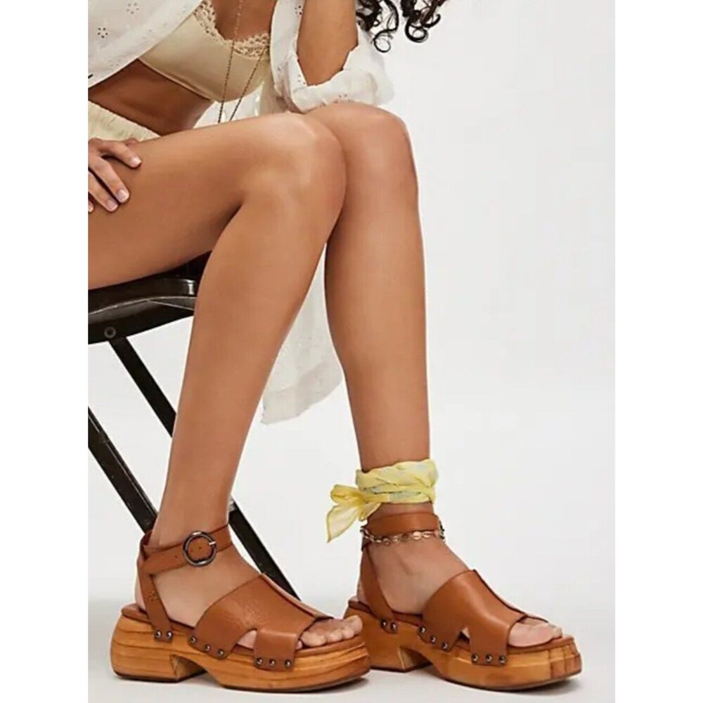FREE PEOPLE Carson Clogs In Luggage Leather (size 7) NWOB